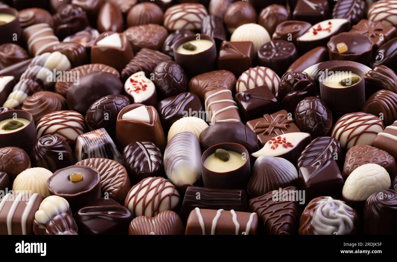 variedad de trufas y caramelos de chocolate, postre de fondo dulce Foto de stock