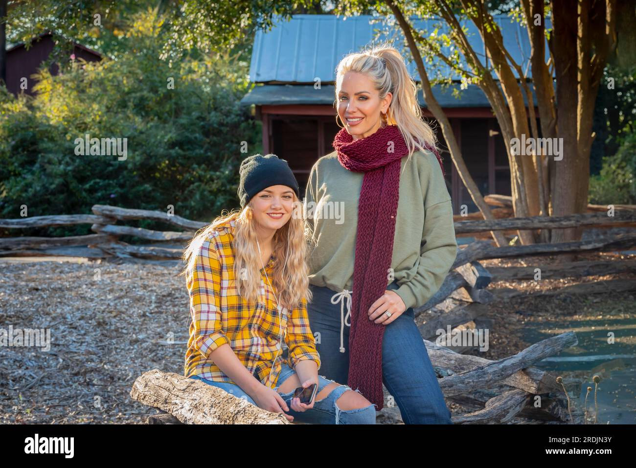 Una hermosa madre joven y su hija disfrutan del clima de otoño Foto de stock