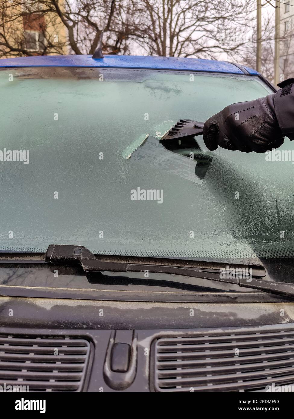 Un hombre limpia las ventanas de la casa. La mano con el guante de goma es  la celebración de la rasqueta para limpiar ventanas Fotografía de stock -  Alamy