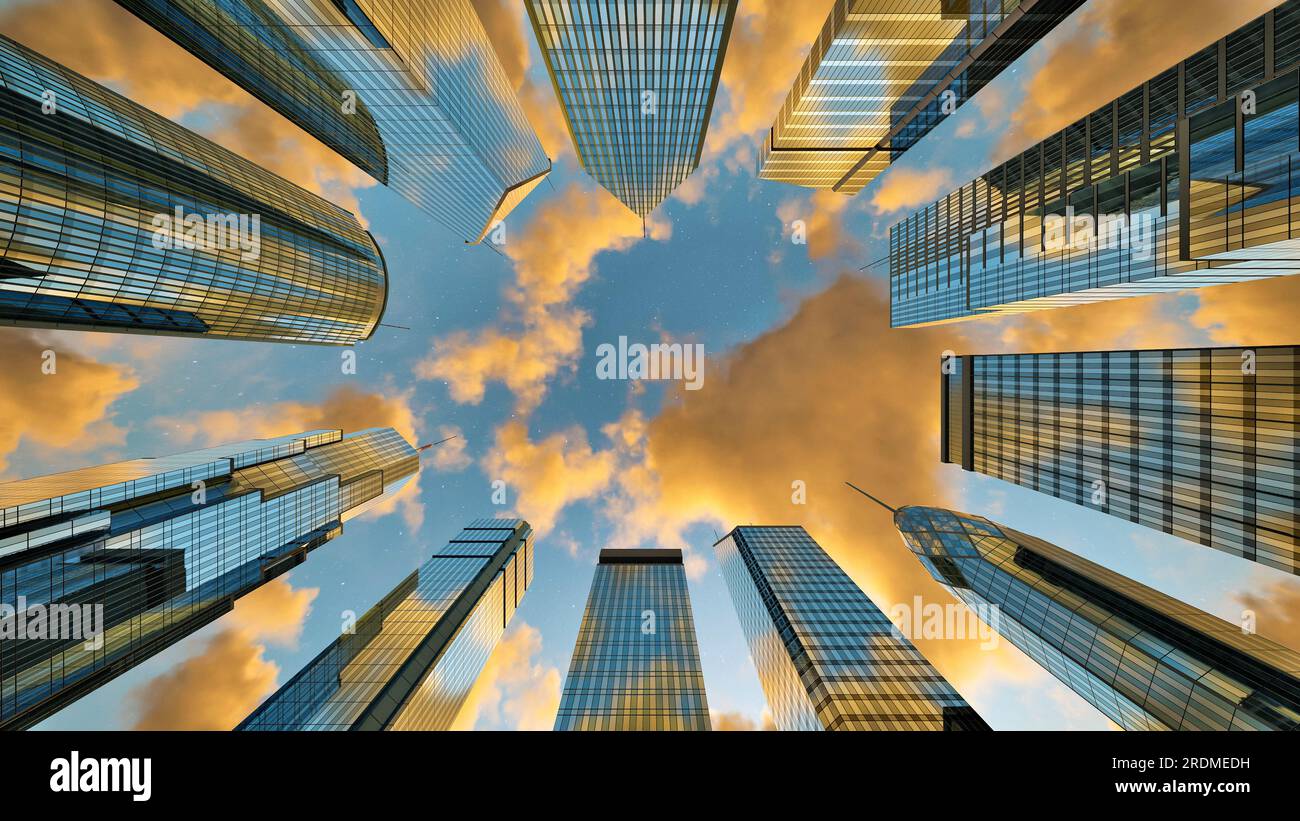 Nubes doradas en el cielo estrellado azul que pasa sobre los edificios de negocios de los rascacielos por la mañana o por la noche. Foto de stock