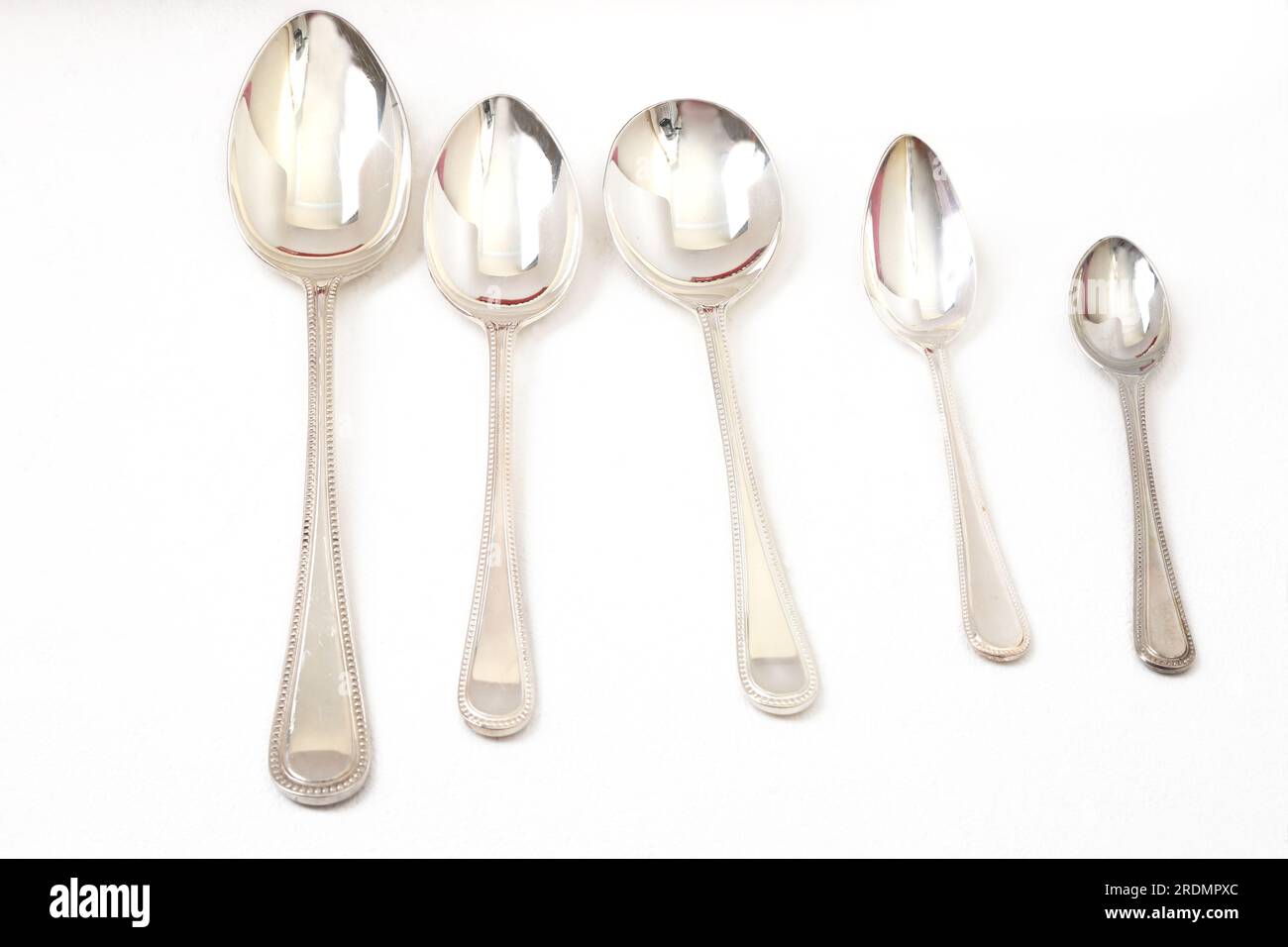 Regalia Set de cucharas de diferentes tamaños de Canteen Service Silver Cutlery Set Traditional Bead Style Foto de stock