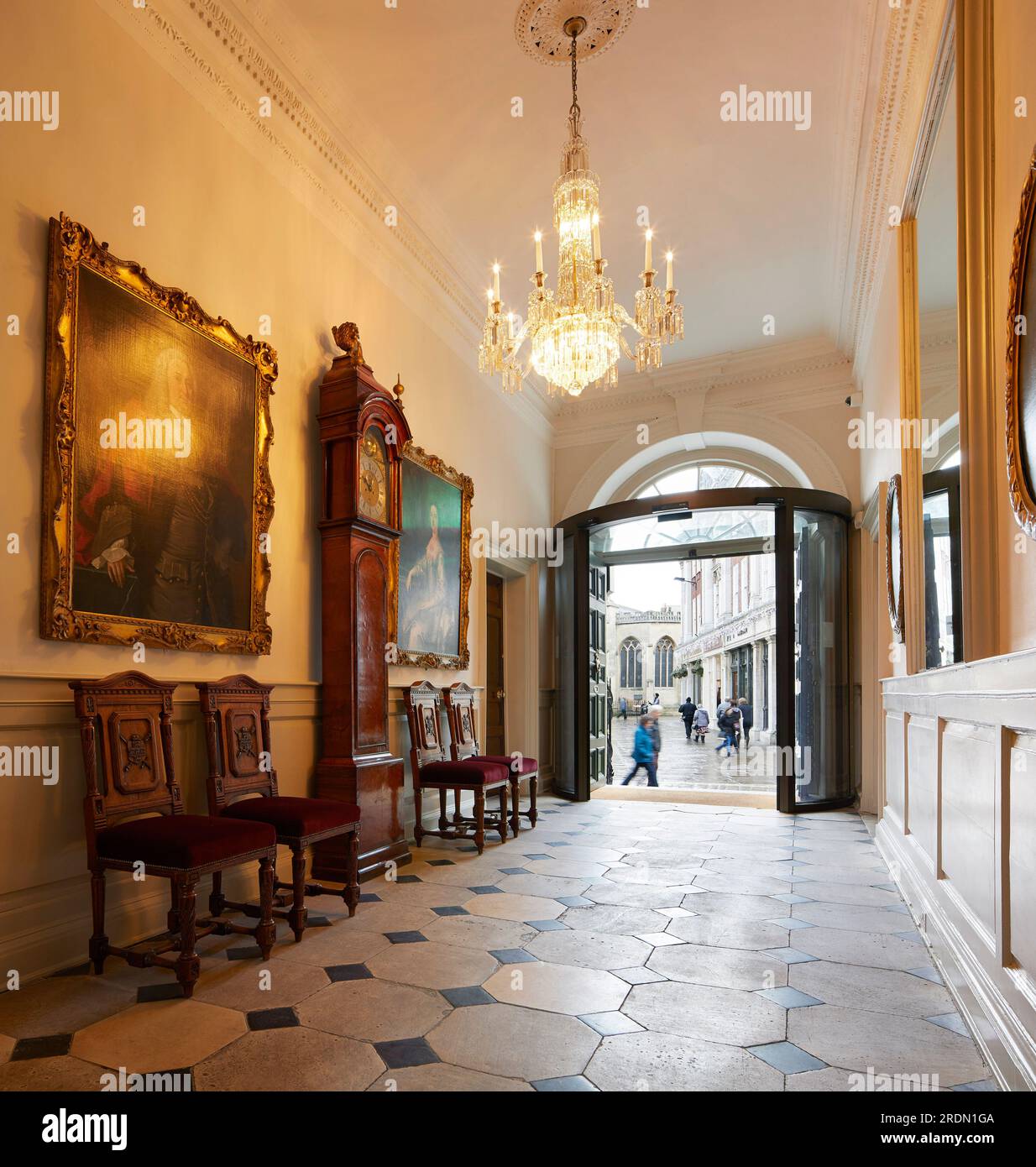 Vista desde el vestíbulo de entrada a las grandes puertas. York Mansion House, York, Reino Unido. Arquitecto: De Matos Ryan, 2018. Foto de stock