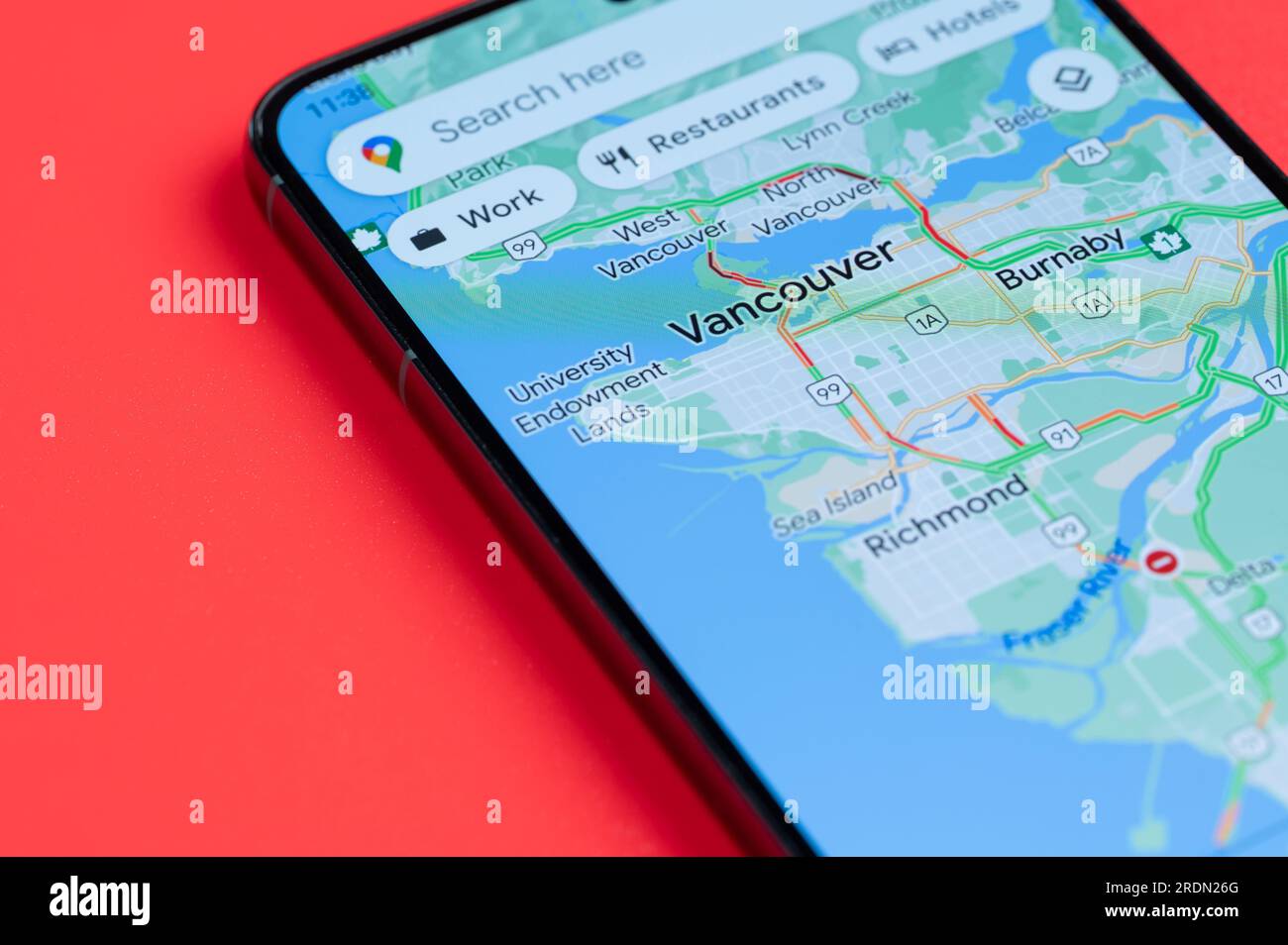 Nueva YORK, EE.UU. - 21 de julio de 2023: Tráfico de coches en Vancouver en mapas de google en la pantalla del teléfono inteligente vista de cerca Foto de stock