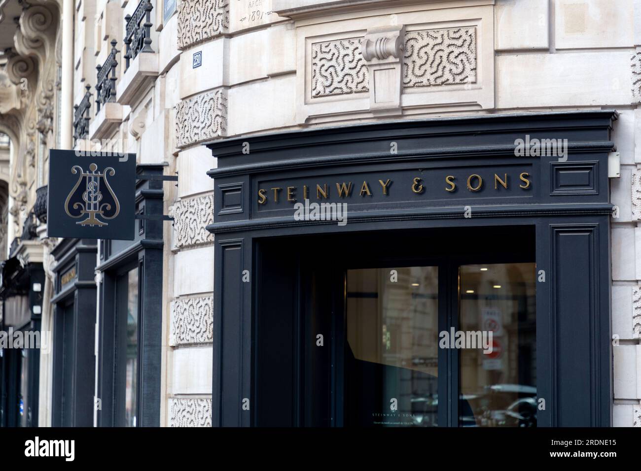 París, Francia - 20 de enero de 2022: Logotipo y entrada de la tienda de piano Steinway and Sons en París, Francia. Foto de stock