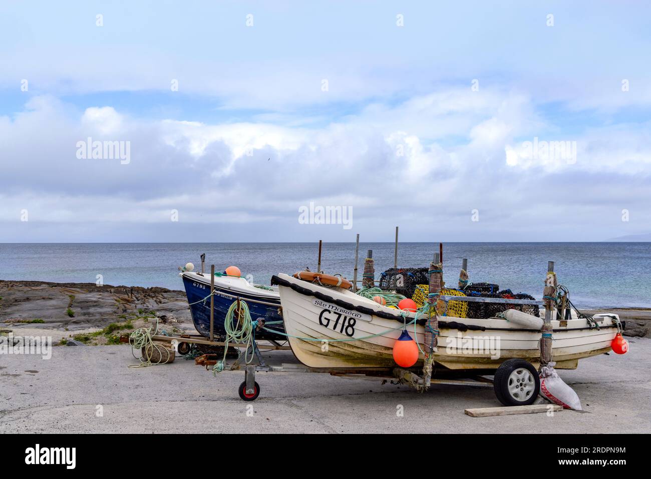 Barcos de pesca en la orilla de Inis Oirr o Inisheer, la más pequeña de las tres islas Aran, la bahía de Galway, Irlanda del Oeste. Foto de stock