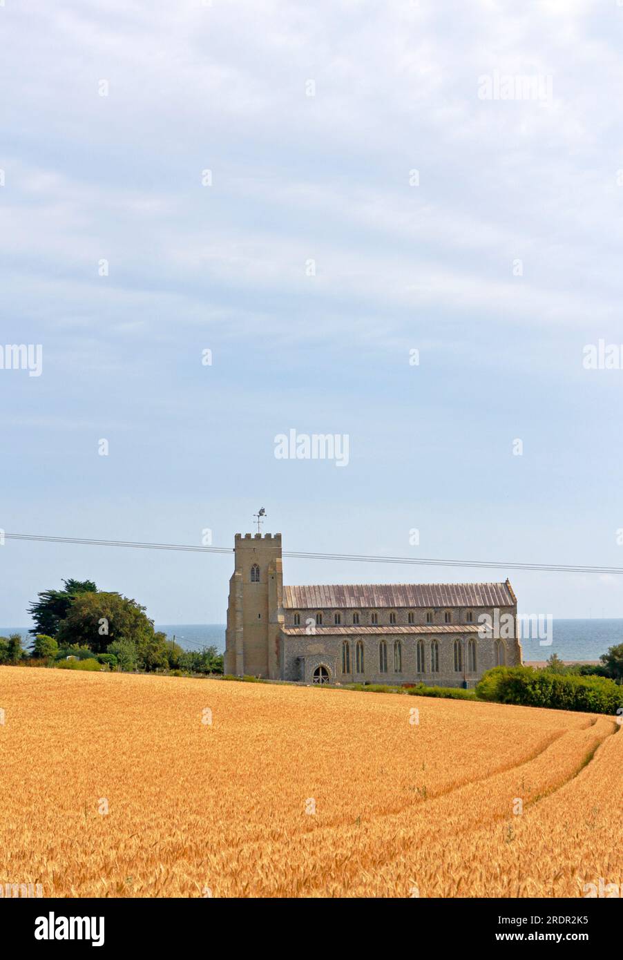 Una vista de la iglesia parroquial de San Nicolás en la costa norte de Norfolk en Salthouse, Norfolk, Inglaterra, Reino Unido. Foto de stock