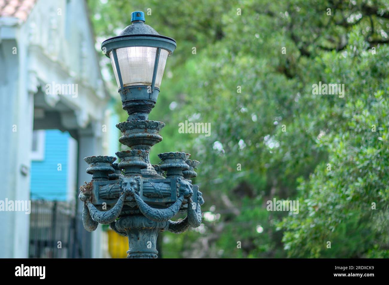 NUEVA ORLEANS, LA, EE.UU. - 21 DE JULIO de 202: Lámpara de calle histórica elaboradamente diseñada en la calle pública en Uptown New Orleans, Louisiana, EE.UU Foto de stock