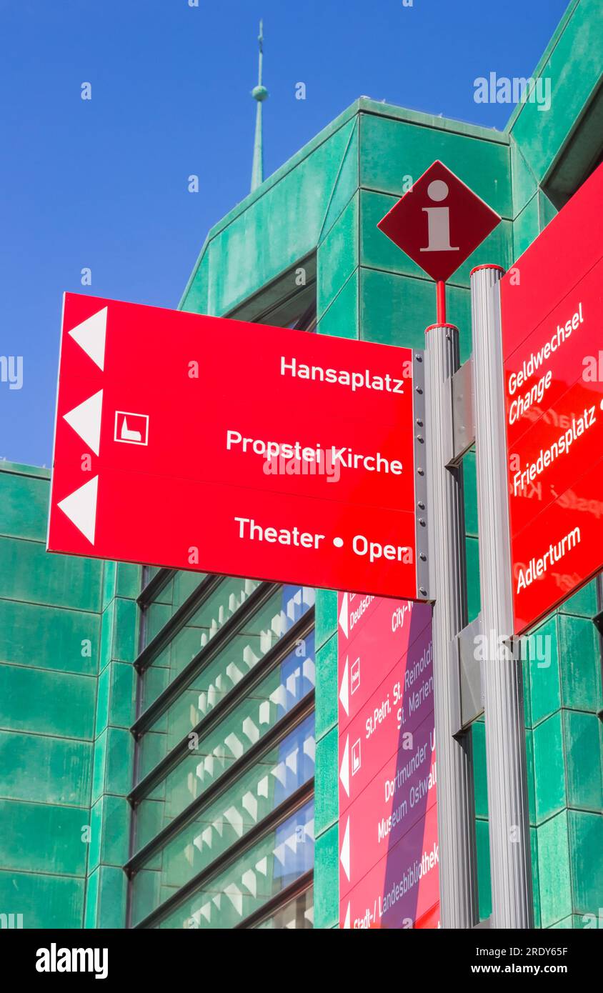 Señal turística roja en la plaza del mercado de Dortmund, Alemania Foto de stock
