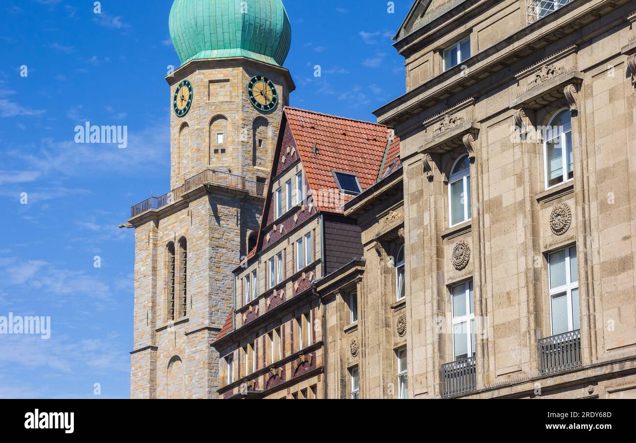 Casas históricas y torre de la iglesia en la plaza del mercado de Dortmund, Alemania Foto de stock