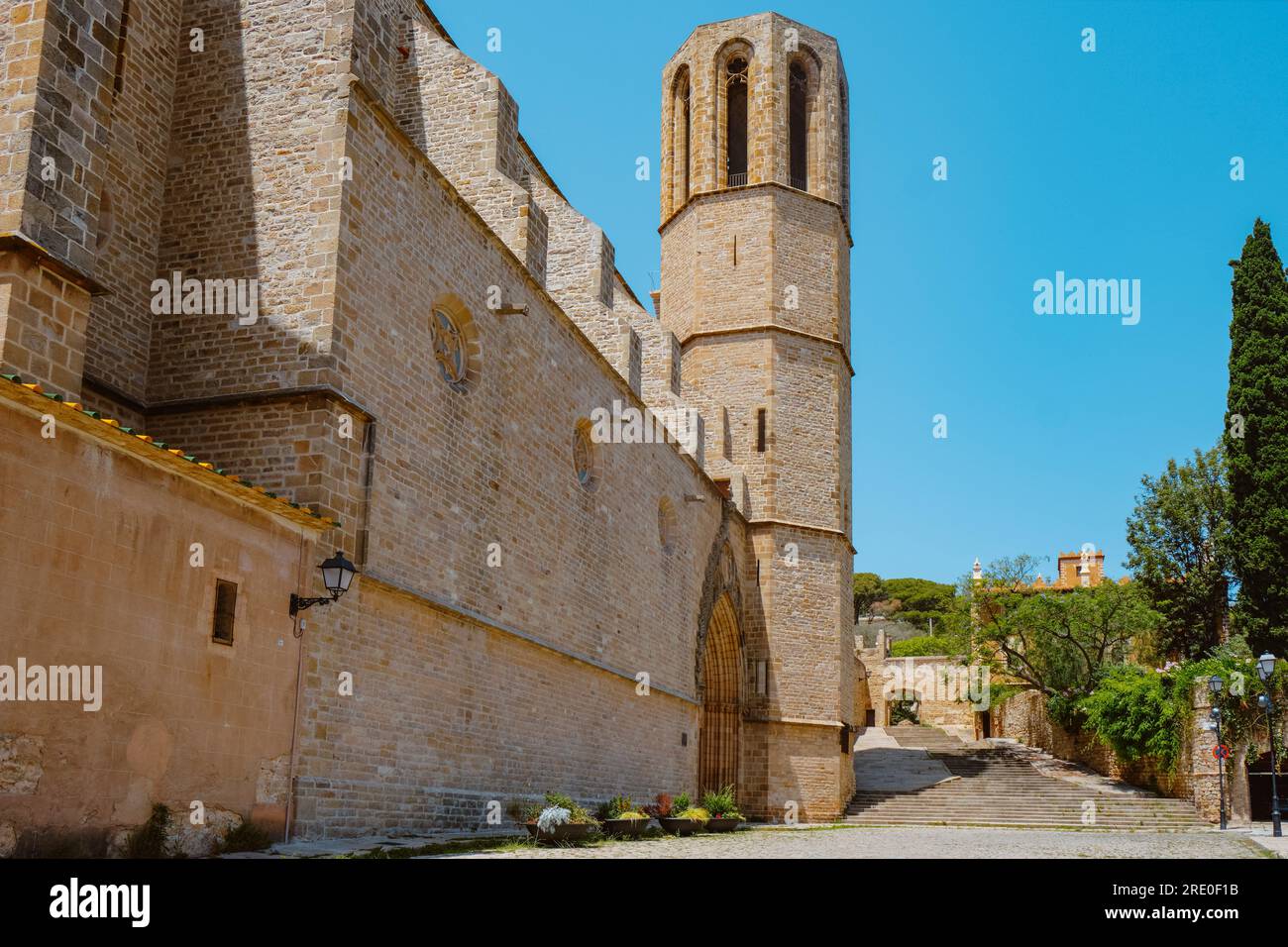 Una vista lateral de la fachada y campanario de la Iglesia del Monasterio de Pedralbes, en Barcelona, Cataluña, España, en un día de verano Foto de stock