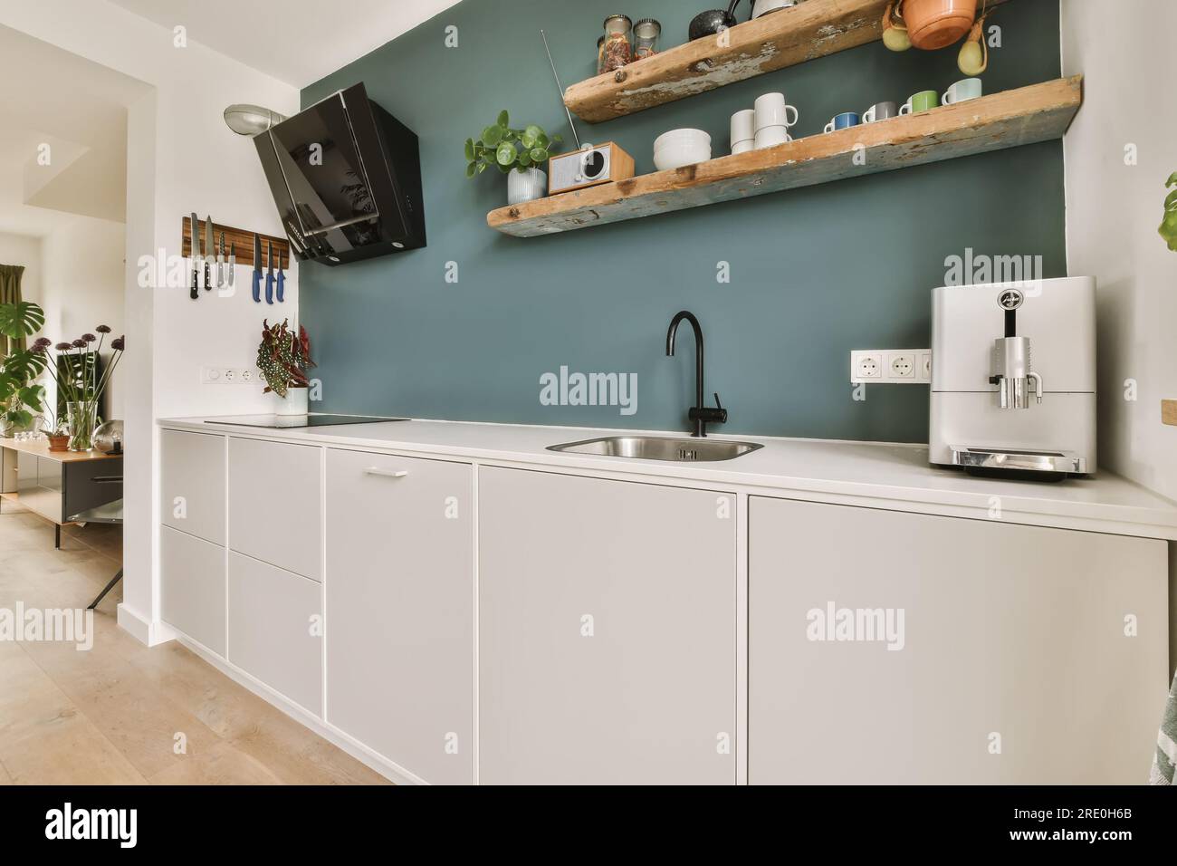 Una cocina con una mesa y sillas y un televisor montado en la pared.