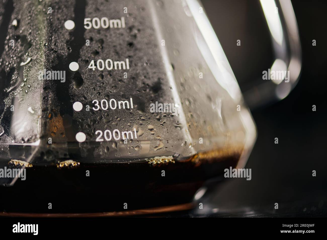 https://c8.alamy.com/compes/2re0jwf/vista-de-cerca-del-espresso-recien-hecho-negro-en-cafetera-de-cristal-con-escala-de-medicion-metodo-de-goteo-2re0jwf.jpg