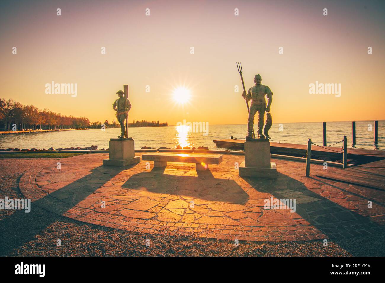 Encantadora salida del sol en el lago Balaton, Hungría - Captura de la belleza escénica Foto de stock