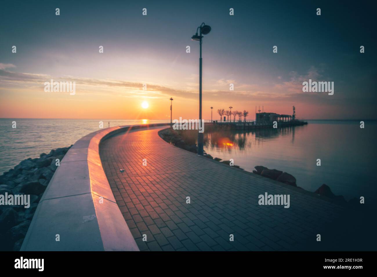 Encantadora salida del sol en el lago Balaton, Hungría - Captura de la belleza escénica Foto de stock