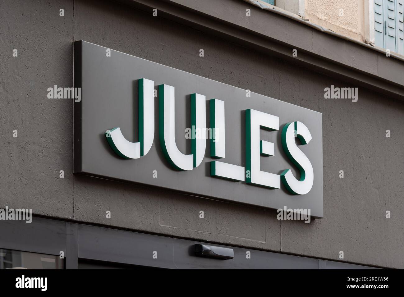 Signo y logotipo de una tienda Jules, una cadena francesa de tiendas de ropa para hombre Foto de stock