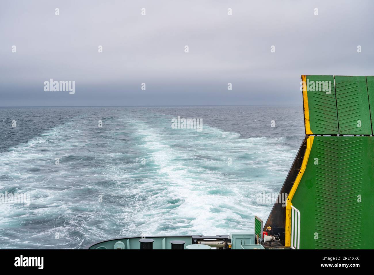 Mirando hacia atrás hacia la Isla de Harris desde un ferry de coches en el Minch Foto de stock