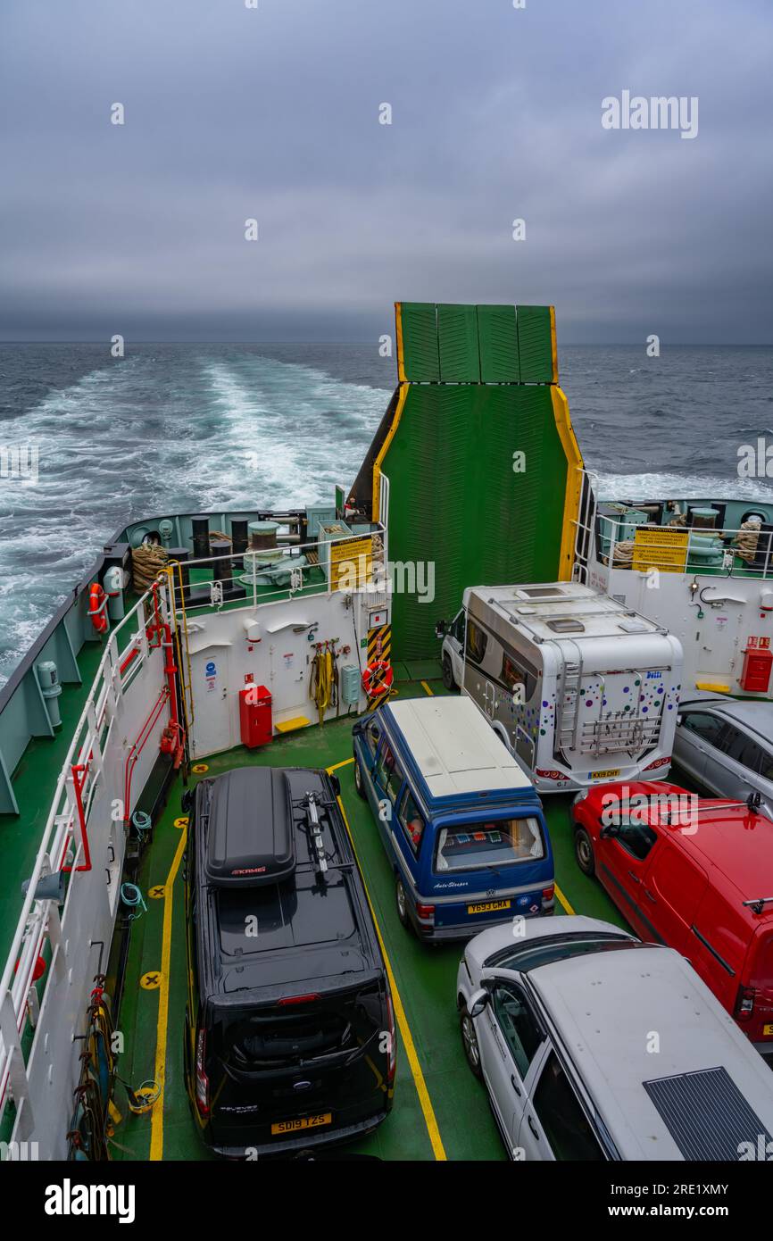 Mirando hacia atrás hacia la Isla de Harris desde un ferry de coches en el Minch Foto de stock