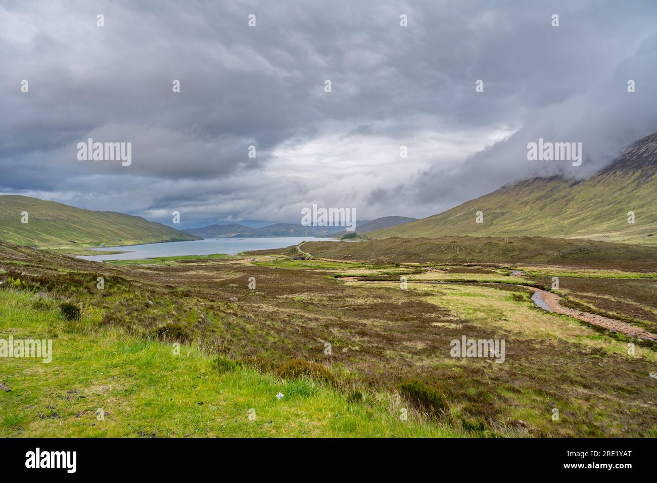 Mirando hacia el lago Ainort desde el aparcamiento EAS A ÔBhradain en la isla de Skye Foto de stock