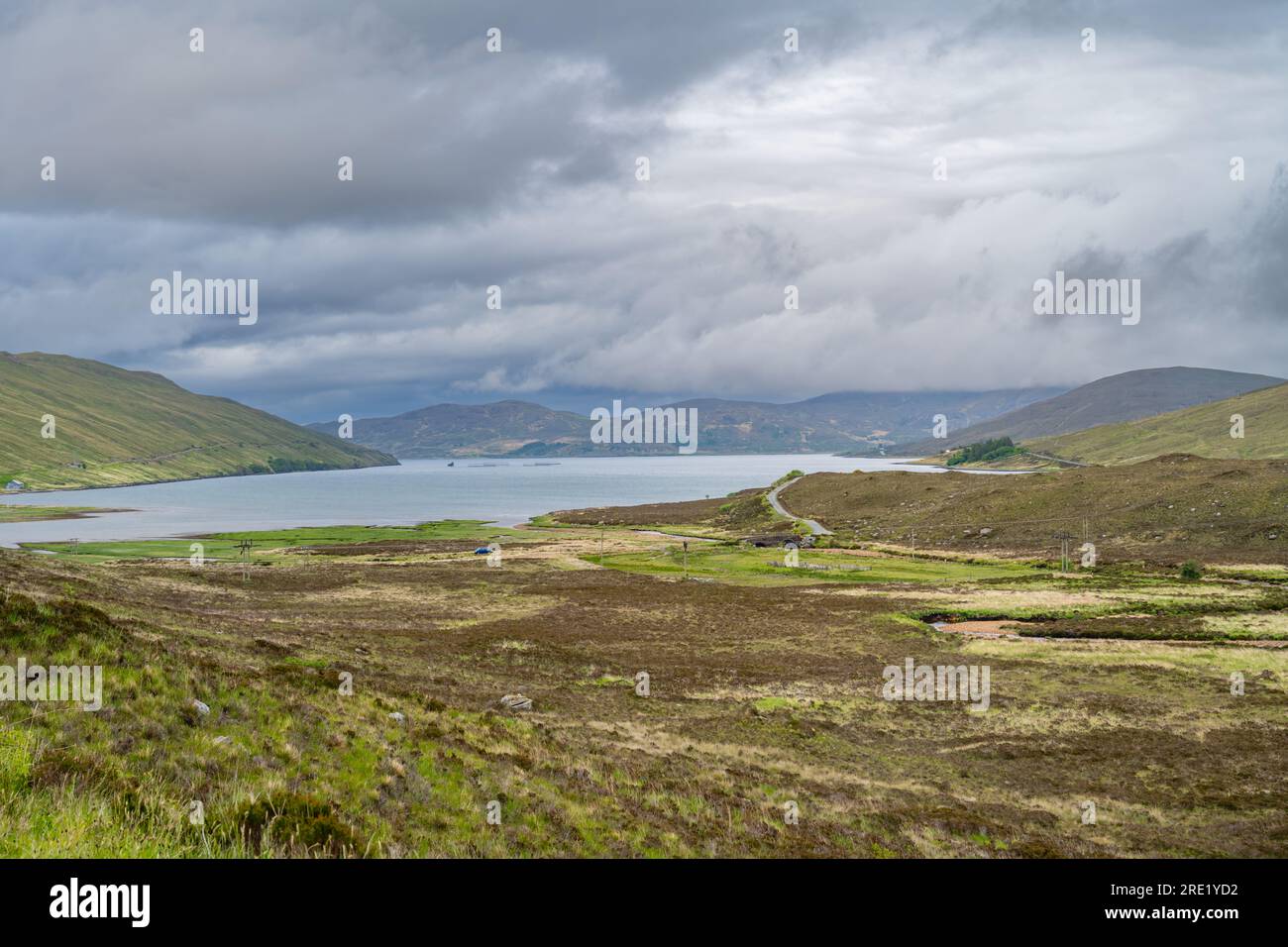 Mirando hacia el lago Ainort desde el aparcamiento EAS A ÔBhradain en la isla de Skye Foto de stock