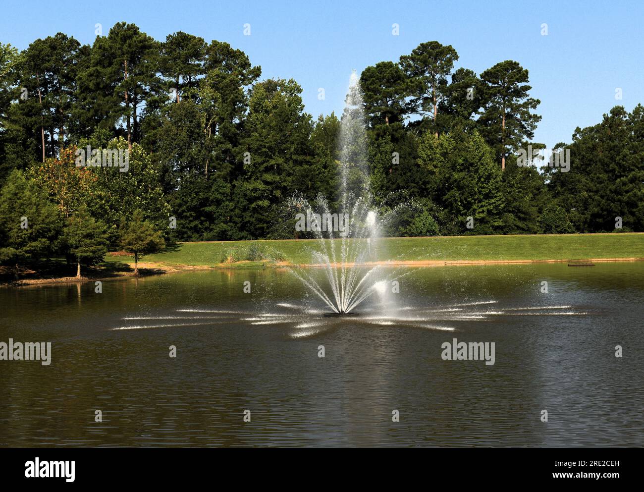 Fuente de agua en el parque. Foto de stock