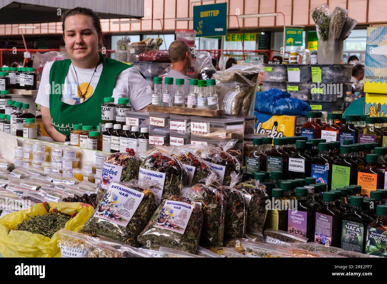 Kazajistán, Almaty. Green Bazaar Vendedor de suplementos de atención médica y tés herbales. Foto de stock