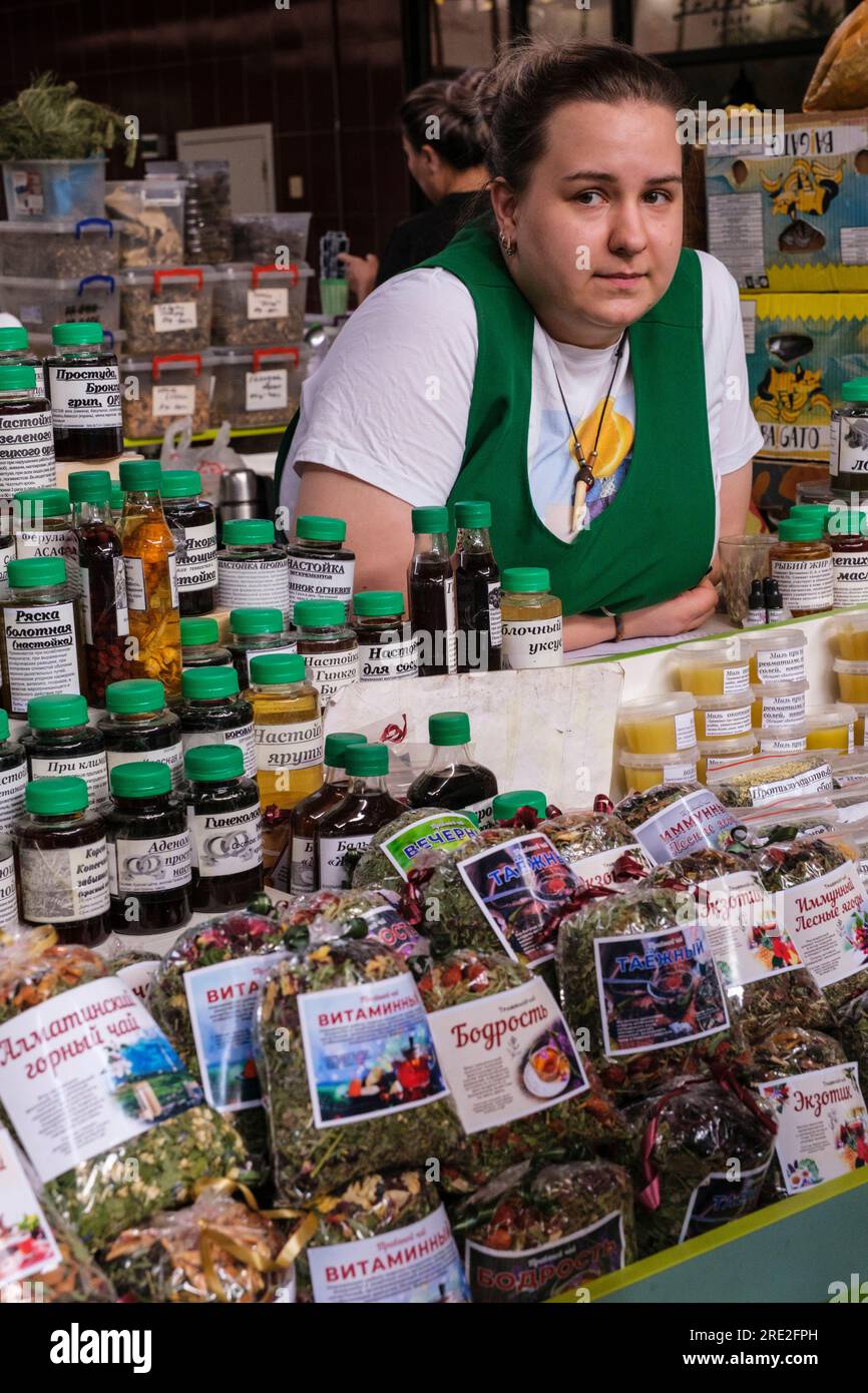 Kazajistán, Almaty. Green Bazaar Vendedor de suplementos de atención médica y tés herbales. Foto de stock