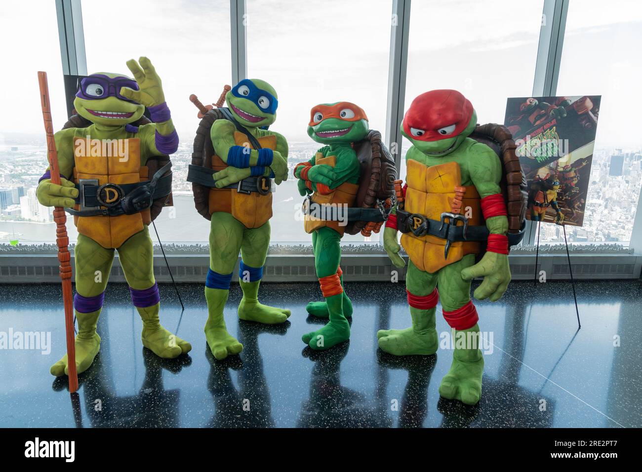 https://c8.alamy.com/compes/2re2pt7/los-personajes-de-las-tortugas-ninja-adolescentes-mutantes-visitan-el-one-world-observatory-en-nueva-york-el-24-de-julio-de-2023-y-posan-con-los-visitantes-en-anticipacion-al-lanzamiento-de-teenage-mutant-ninja-turtles-mutant-mayhem-2re2pt7.jpg