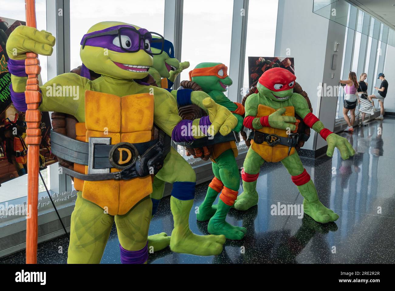 https://c8.alamy.com/compes/2re2r2r/los-personajes-de-las-tortugas-ninja-adolescentes-mutantes-visitan-el-one-world-observatory-en-nueva-york-el-24-de-julio-de-2023-y-posan-con-los-visitantes-en-anticipacion-al-lanzamiento-de-teenage-mutant-ninja-turtles-mutant-mayhem-2re2r2r.jpg