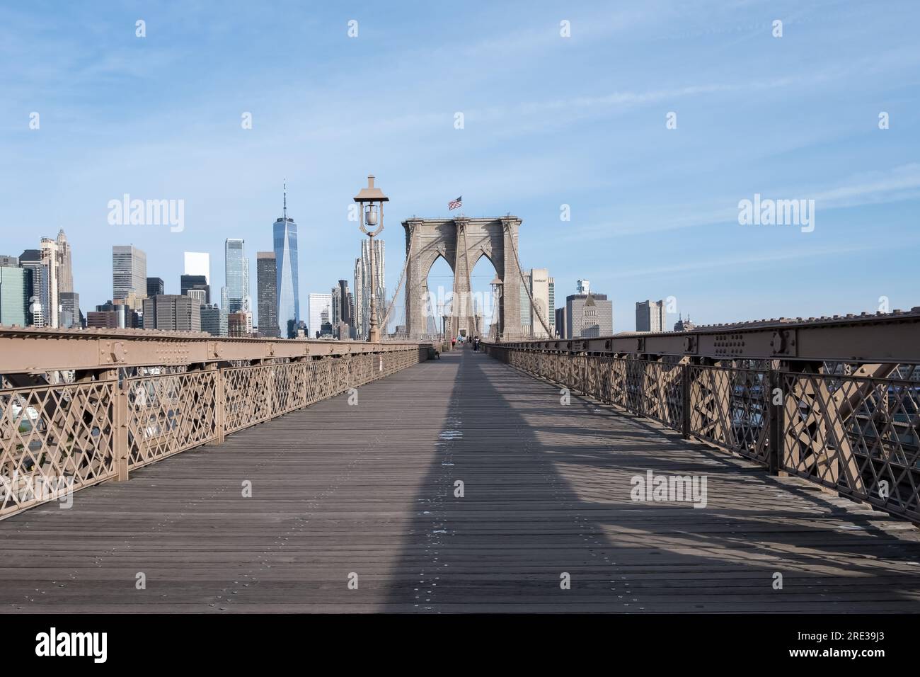Vista del puente de Brooklyn desde Dumbo, un barrio en el barrio de Brooklyn en la ciudad de Nueva York. Foto de stock