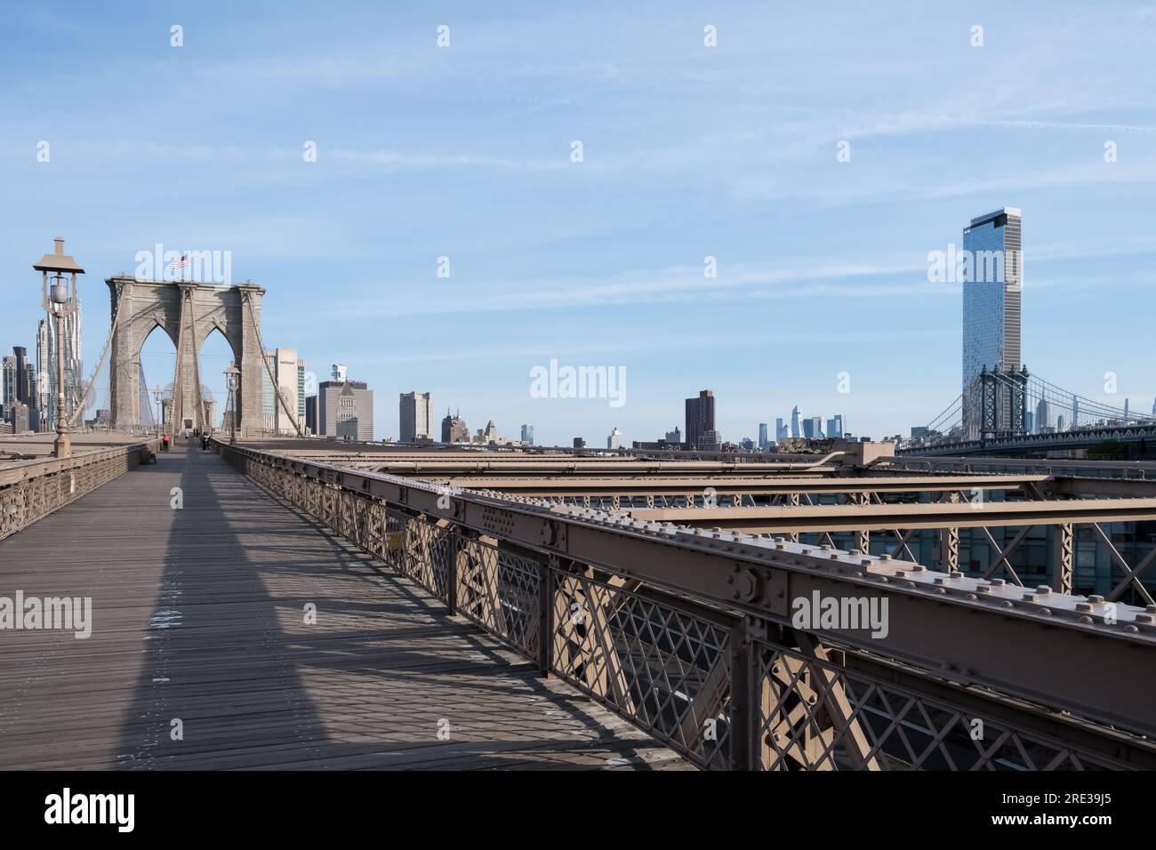 Detalle arquitectónico del Puente de Brooklyn, un puente híbrido atirantado/suspendido en la ciudad de Nueva York, entre los distritos de Manhattan y Brooklyn. Foto de stock