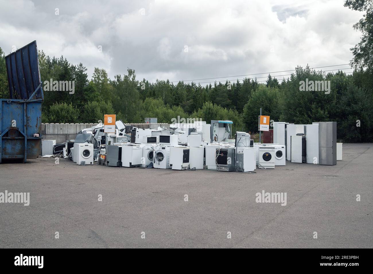 Electrodomésticos en Un centro de reciclaje en Flen, suecia Foto de stock