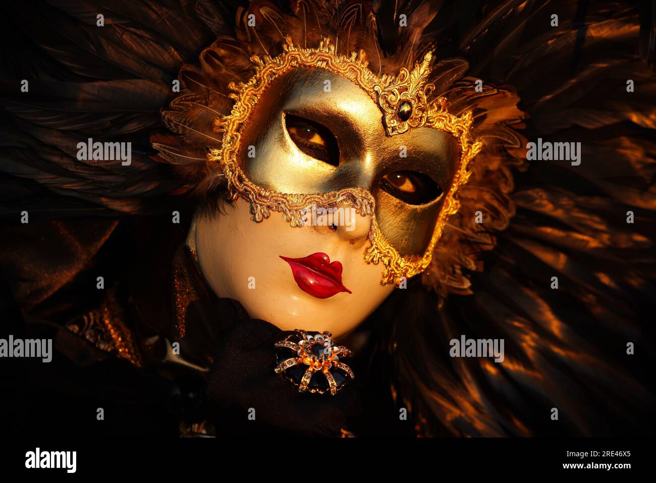 Mujer con máscara veneciana de oro: fotografía de stock © igorr1