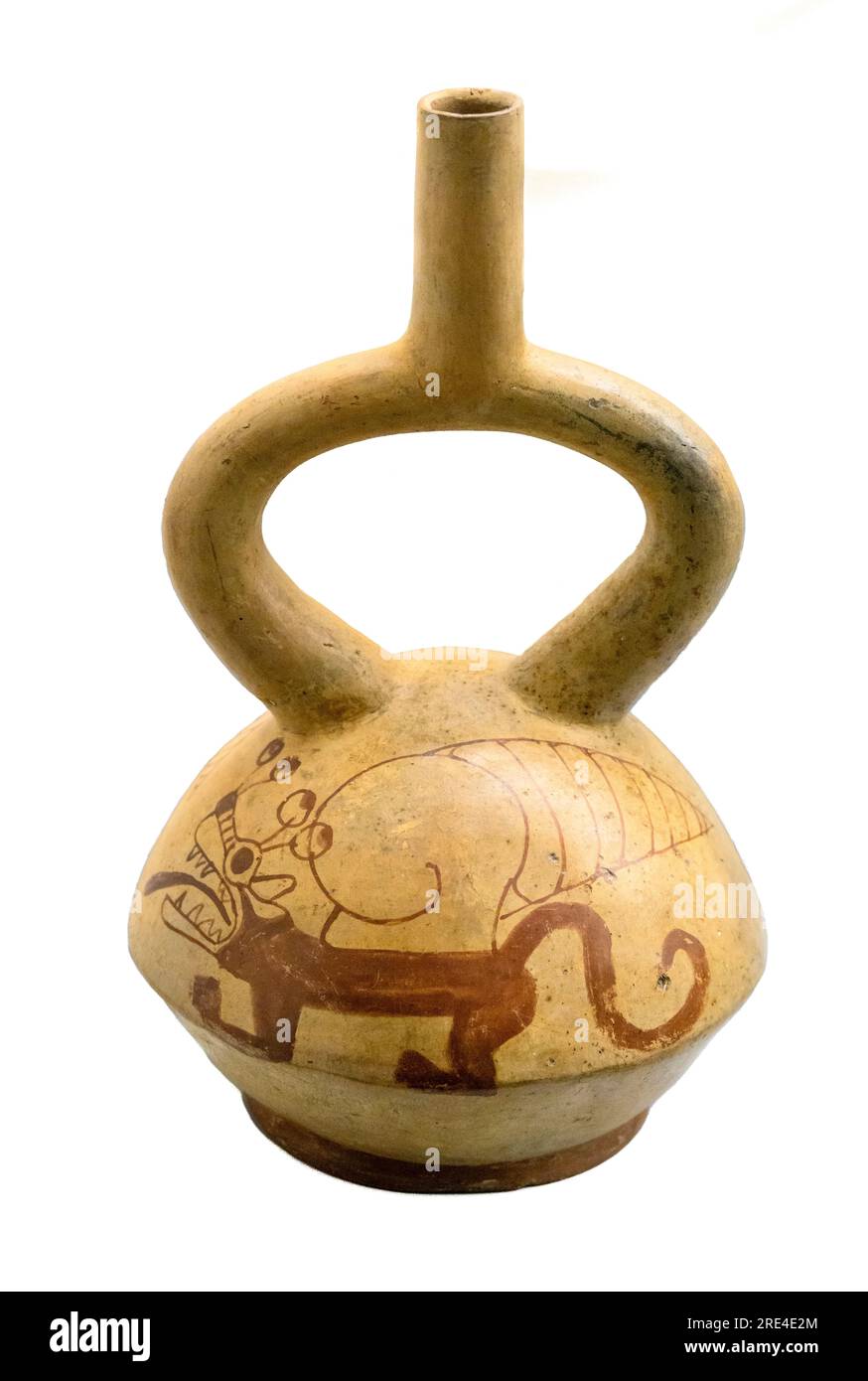 Vaso de cerámica Stirrup-Sout pintado con caracoles y escenas relacionadas con mitos de origen. De la cultura Mochica del Perú. período intermedio temprano be Foto de stock