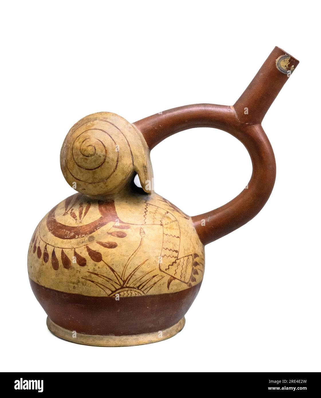 Vaso de cerámica Stirrup-Sout pintado con caracoles y escenas relacionadas con mitos de origen. De la cultura Mochica del Perú. período intermedio temprano be Foto de stock