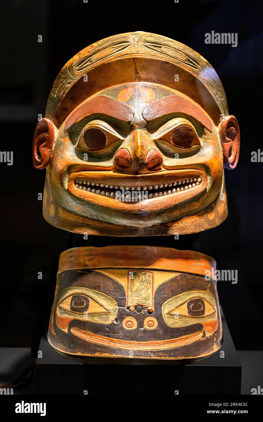 Casco y cuello con representaciones de caras esquemáticas, de madera, cuero, concha y cobre. Indios Tlingit, costa noroeste de América del Norte. Foto de stock