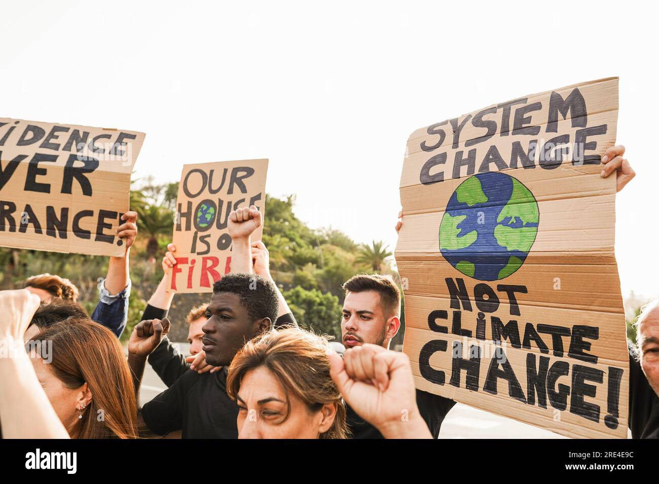 La gente multigeneracional protesta contra el cambio climático - multitud haciendo manifestación para detener la contaminación y los desastres climáticos - Medio ambiente y s Foto de stock