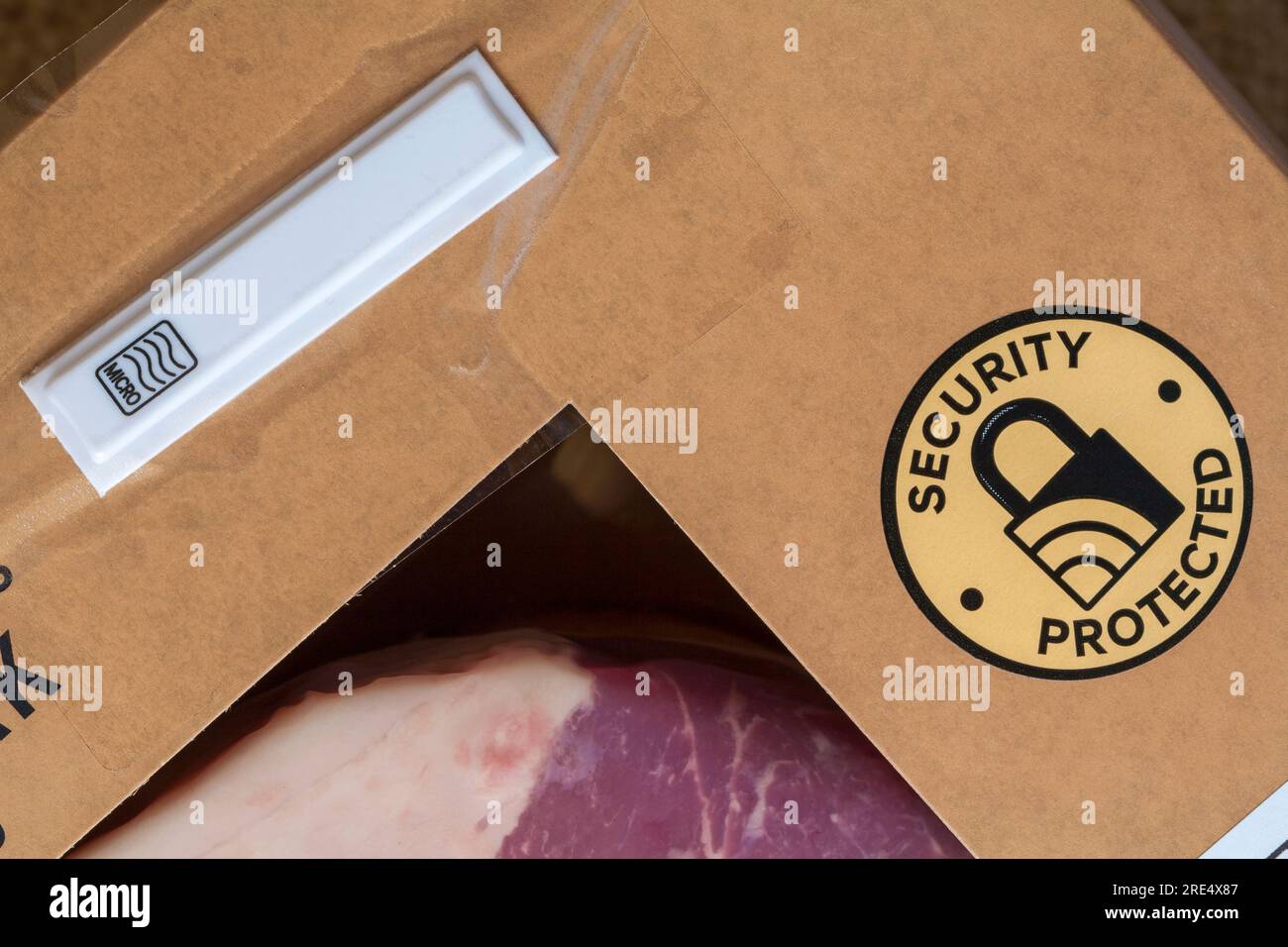 Etiqueta con protección de seguridad y chip de seguridad en el paquete de carne de primera calidad aberdeen angus de M&S. Foto de stock