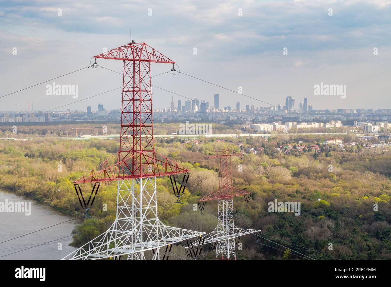 Vista aérea del pilón de electricidad y la línea de alta tensión contra el centro de la ciudad Foto de stock