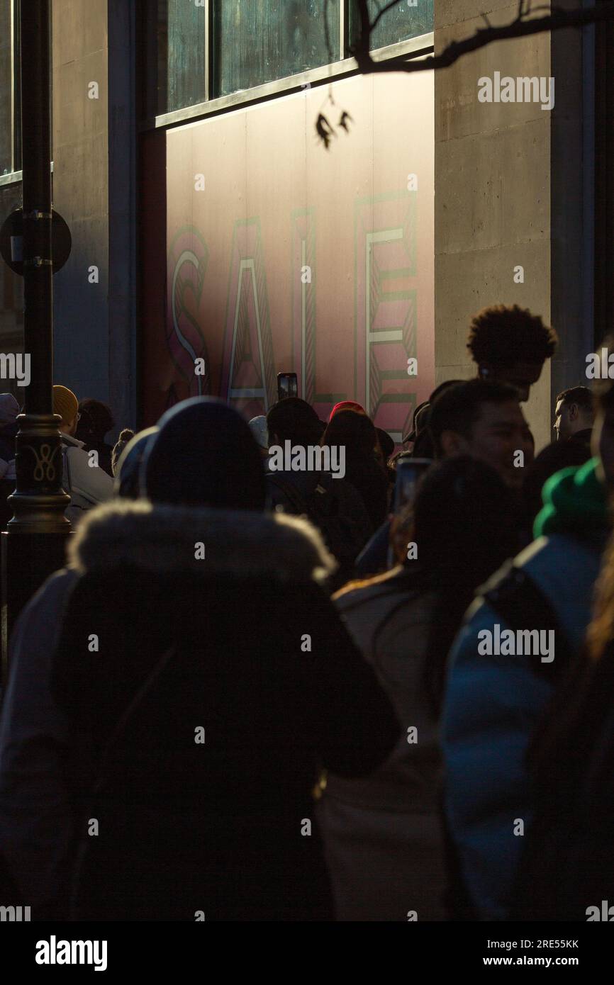 La gente espera fuera de la tienda Selfridges en Oxford Street en Londres, antes de la apertura el día de boxeo. Foto de stock