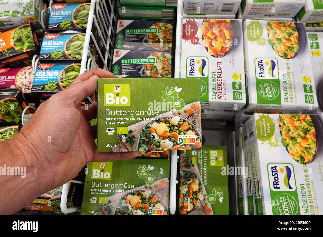 Etiqueta bio verduras congeladas en un supermercado Foto de stock