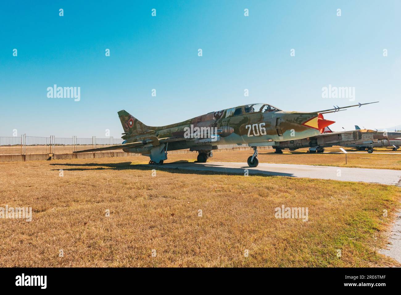 Un Sukhoi Su-22UM3K fritter G en exhibición en el Museo de Aviación en el aeropuerto de Plovdiv, Bulgaria Foto de stock