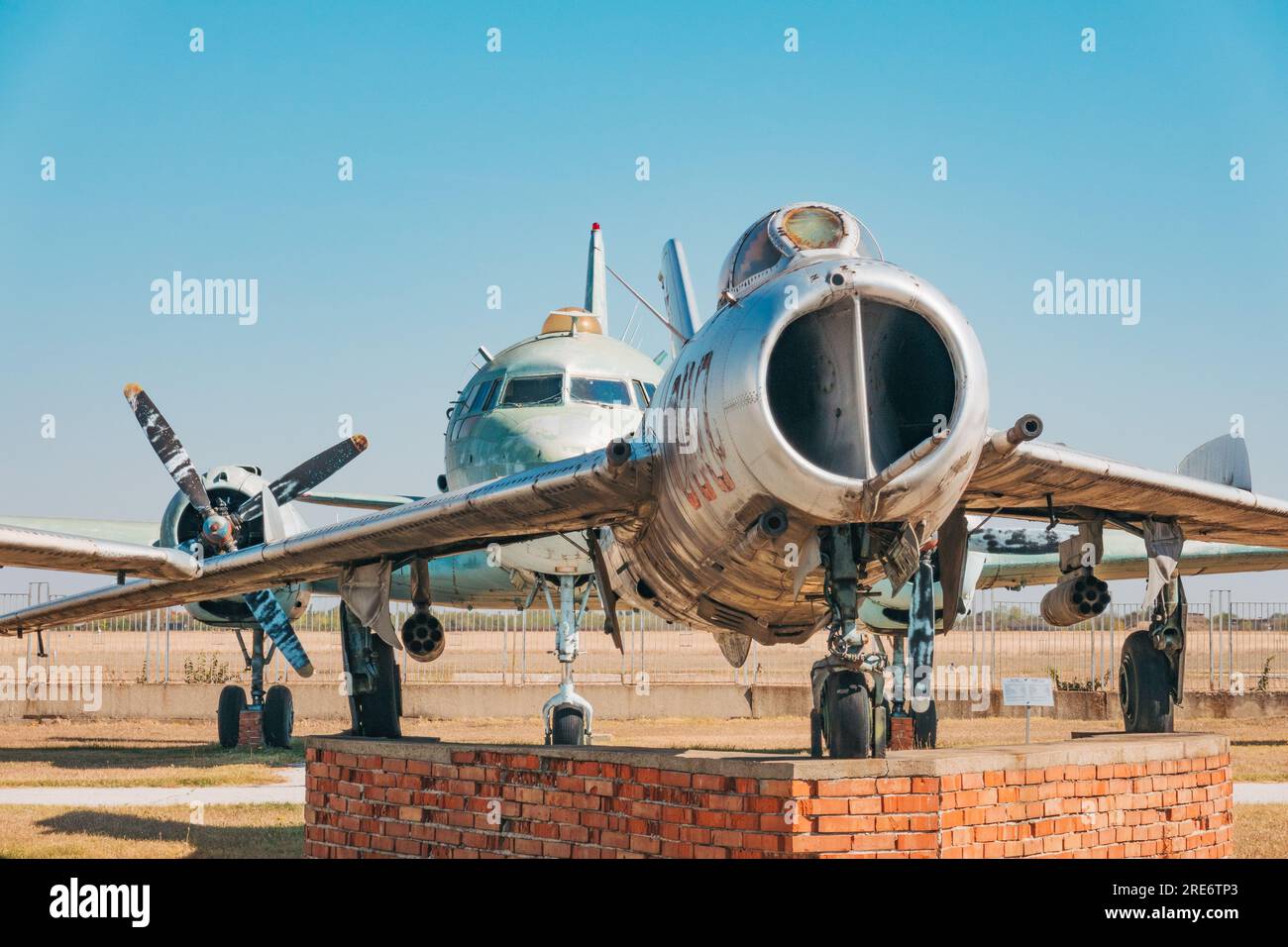 Un histórico avión de combate MiG-15 en exhibición al aire libre en el Museo de la Aviación en el aeropuerto de Plovdiv, Bulgaria Foto de stock