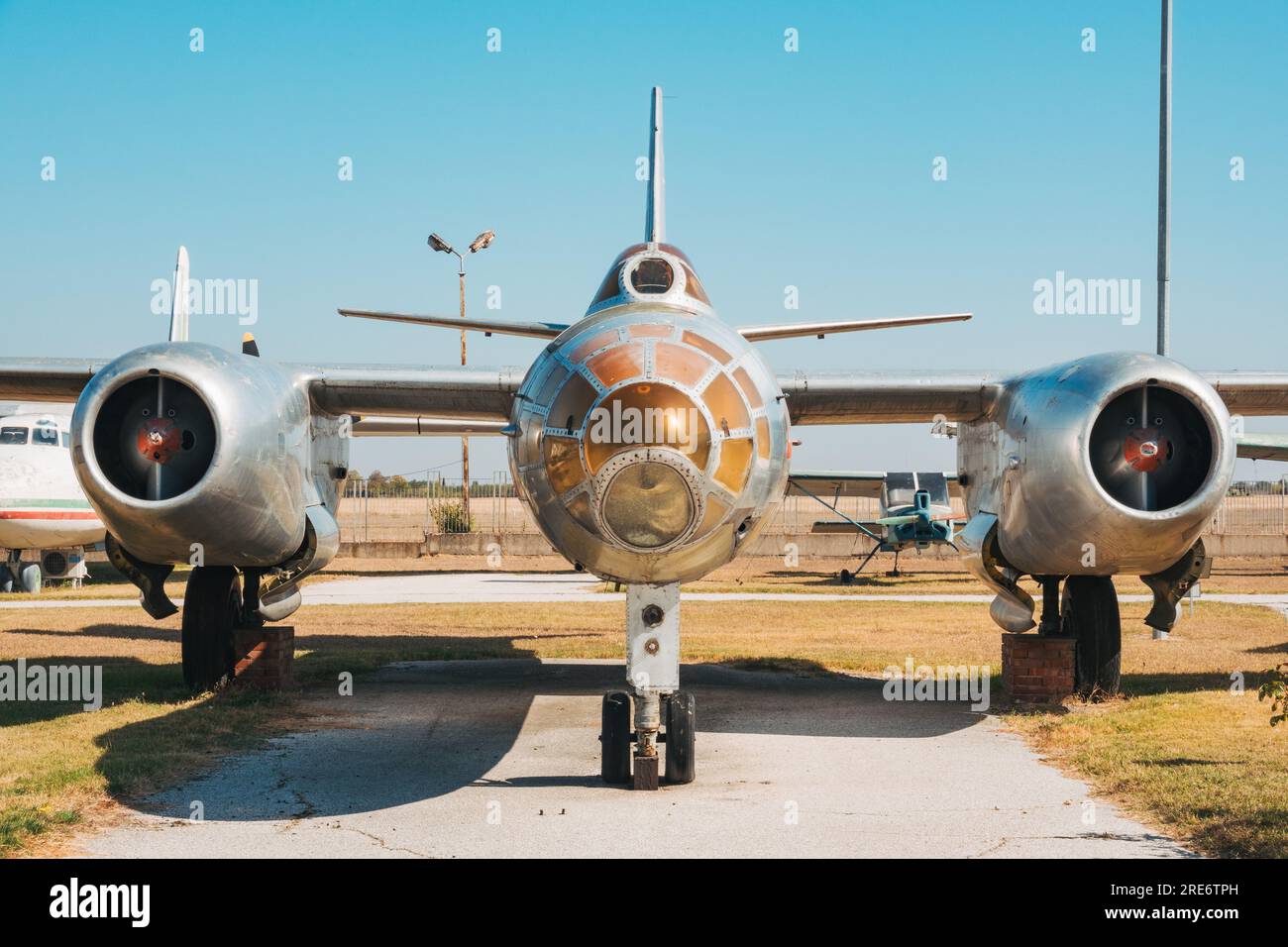 Ventanas redondeadas de la cabina en el Museo de Aviación del Bombardero Ilyushin Il-28 Beagle en el Aeropuerto de Plovdiv, Bulgaria Foto de stock