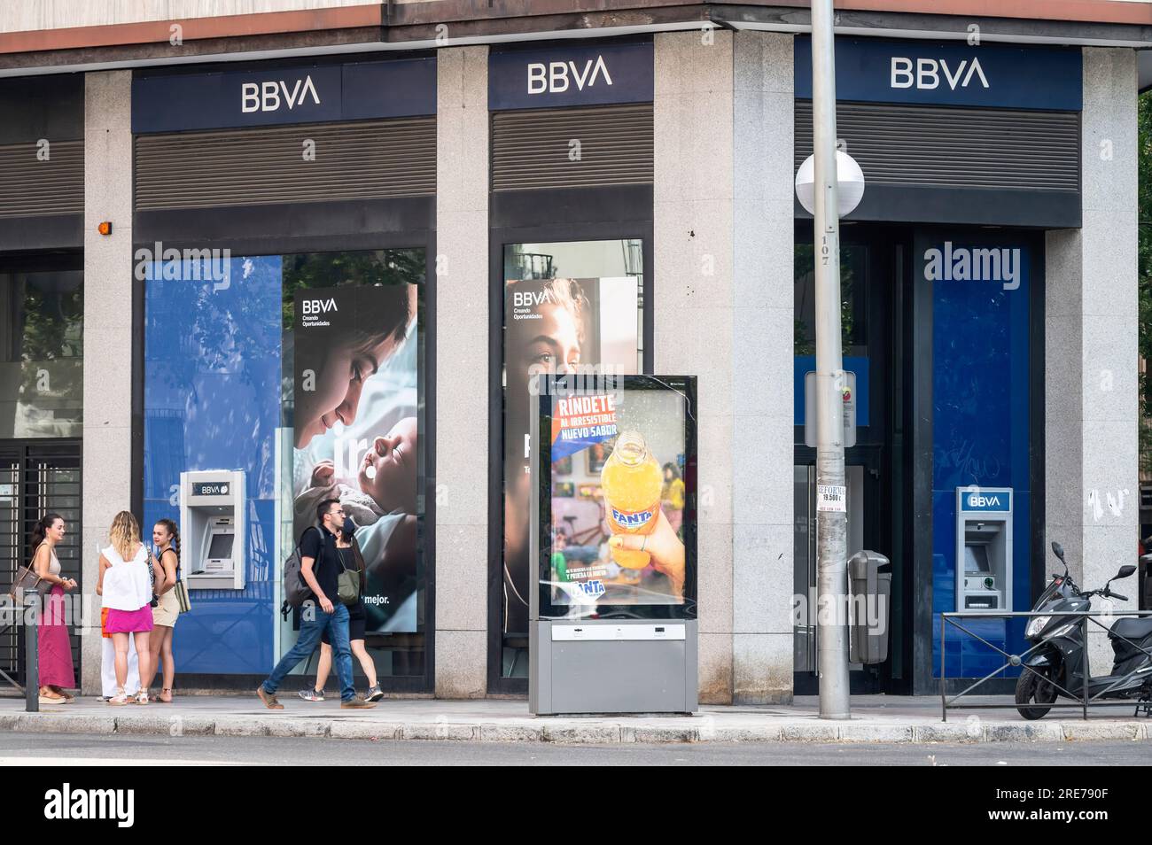 Madrid, España. 24º de julio de 2023. Los peatones pasan por la sucursal bancaria española de la multinacional Banco Bilbao Vizcaya Argentaria SA (BBVA) en España. (Foto de Xavi Lopez/SOPA Images/Sipa USA) Crédito: SIPA USA/Alamy Live News Foto de stock