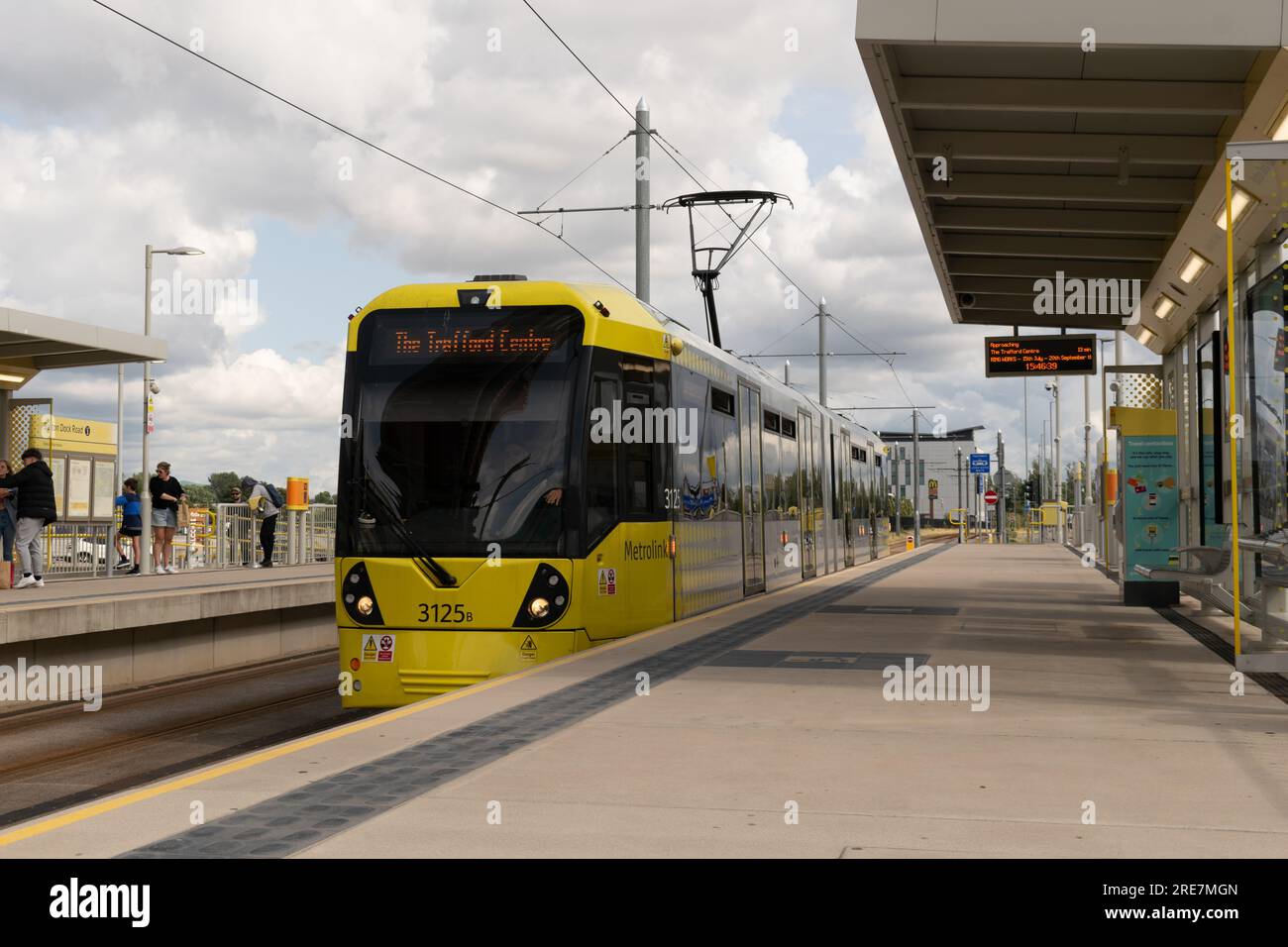 Manchester Metrolink para en el centro comercial Barton Dock Road Trafford Centre. Manchester Reino Unido Foto de stock