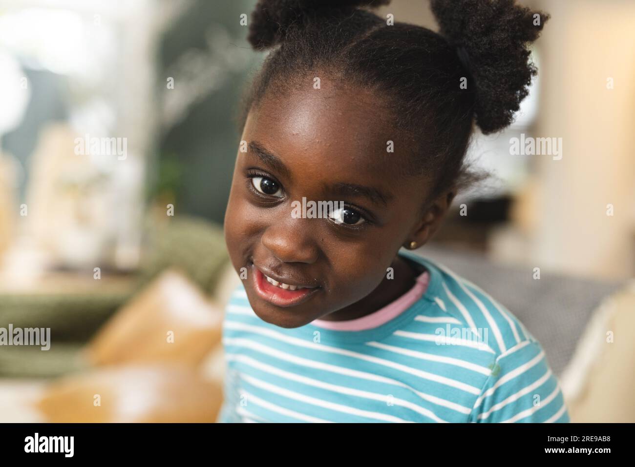 Retrato de niña afroamericana feliz con camisa de rayas Foto de stock