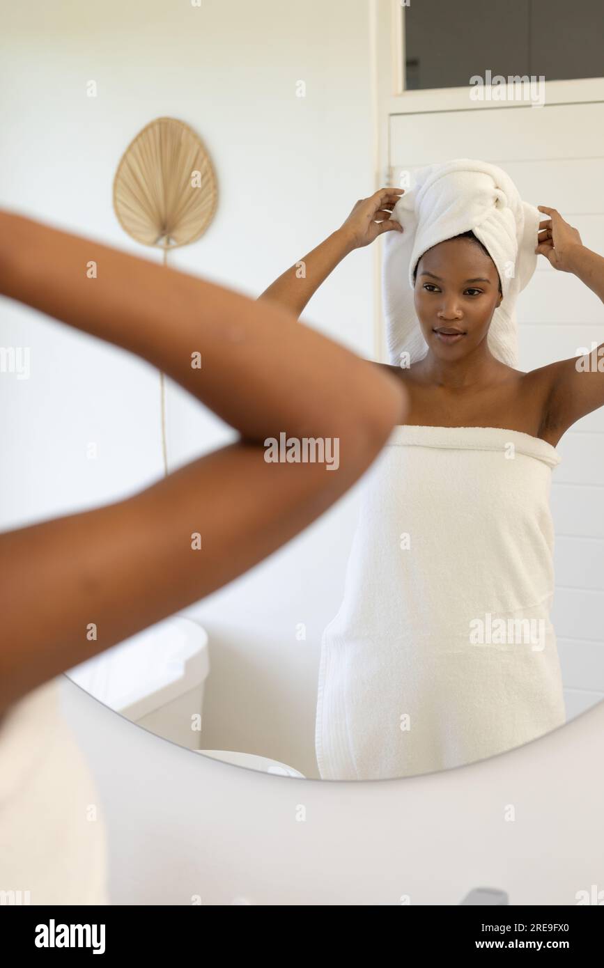 Albornoz ducha mujer baño bañera ducha baño higiene cuidado corporal cafe  Fotografía de stock - Alamy
