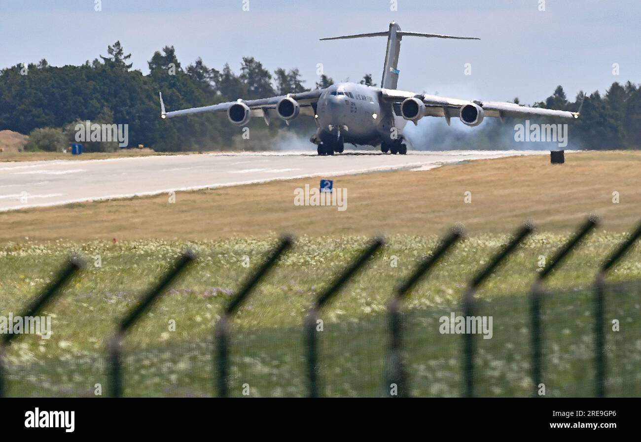 Namest nad Oslavou, República Checa. 26º de julio de 2023. Aviones del Ejército de los EE.UU. Aterrizan y traen helicópteros Bell AH-17 Viper para pilotos checos en Namest nad Oslavou, República Checa, 26 de julio de 2023. Crédito: Lubos Pavlicek/CTK Photo/Alamy Live News Foto de stock