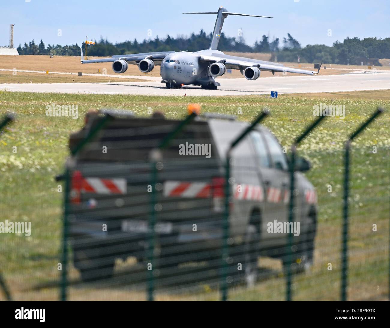 Namest nad Oslavou, República Checa. 26º de julio de 2023. Aviones del Ejército de los EE.UU. Aterrizan y traen helicópteros Bell AH-17 Viper para pilotos checos en Namest nad Oslavou, República Checa, 26 de julio de 2023. Crédito: Lubos Pavlicek/CTK Photo/Alamy Live News Foto de stock