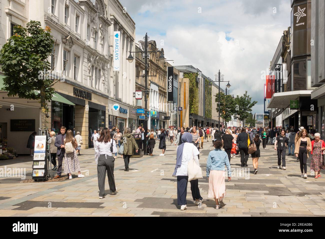 Gente caminando a lo largo de Northumberland Street en el centro de la ciudad de Newcastle, Inglaterra, Reino Unido Foto de stock